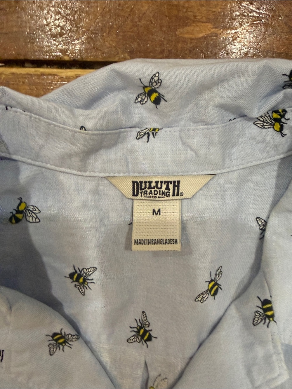 Duluth Trading Co Light Blue Short Sleeve Button-Down with Bee Print Size medium - Picture 2 of 12